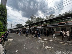 Ada Gangguan LAA, Penumpang KRL Tertahan di Stasiun UI Hampir Sejam