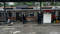 Viral Penumpang KRL Pingsan di Stasiun Matraman karena Kelelahan