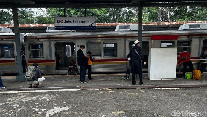 Penumpang KRL Pingsan di Matraman karena Kelelahan