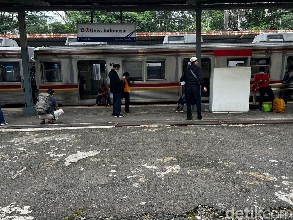 Penumpang KRL Tertahan Hampir Sejam di Stasiun UI Gegara Perbaikan LAA