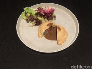 Intip Sajian Makanan Spesial dari Restoran Lantai 18 di Bandung