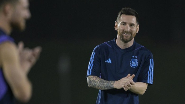 Argentinas forward Lionel Messi takes part in a training session at the Qatar University in Doha on November 29, 2022, on the eve of the Qatar 2022 World Cup football match between Poland and Argentina. (Photo by JUAN MABROMATA / AFP) (Photo by JUAN MABROMATA/AFP via Getty Images)