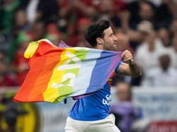 Penyusup yang Bawa Bendera Pelangi Dibebaskan, Ditolong Presiden FIFA