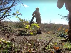 Melihat Cara Tentara Garis Depan Ukraina Tembakkan Mortir ke Rusia