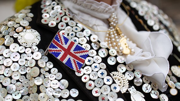 Mengenal tentang festival Pearly Kings and Queens yang biasa diadakan di Inggris/Getty Images/Aaron Chown/PA Images Potret busana untuk tradisi Pearly Kings and Queens.