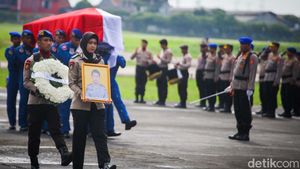 Momen Penyerahan 2 Jenazah Kru Heli yang Jatuh di Babel