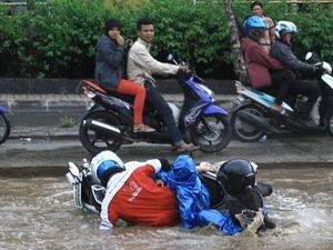 Biar Enggak Ngesot, Begini Teknik Rem Motor yang Aman saat Hujan