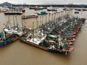 Musim Dingin, Kapal-kapal Nelayan di China Balik Kanan ke Pelabuhan Musim Dingin, Kapal-kapal Nelayan di China Balik Kanan ke Pelabuhan