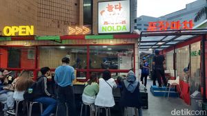 Potret Warung Tenda Korea, Seperti di Seoul padahal di Blok M