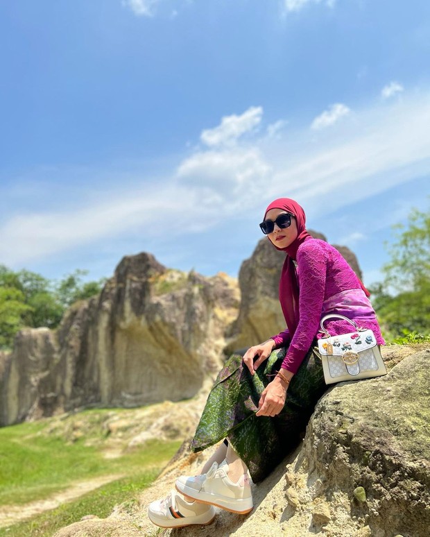 Padupadan Kebaya dengan Sneakers/Sumber: IG @zaskiadyamecca