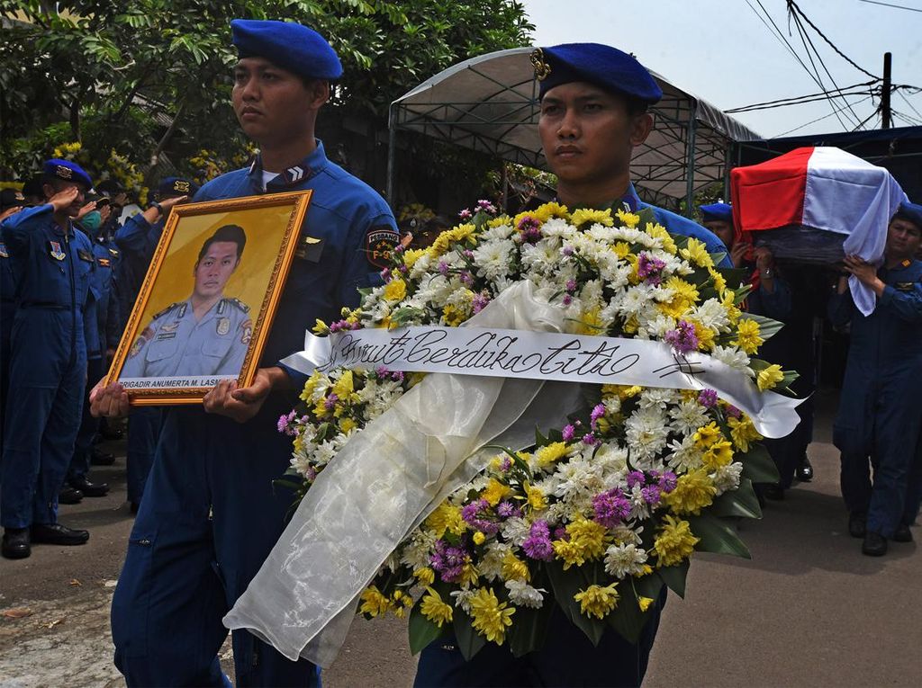 Momen Pemakaman Brigadir Lasminto, Korban Helikopter Jatuh di Babel