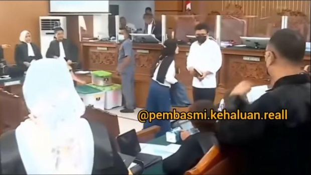 Perempuan Nekat Terobos Sidang Ferdy Sambo