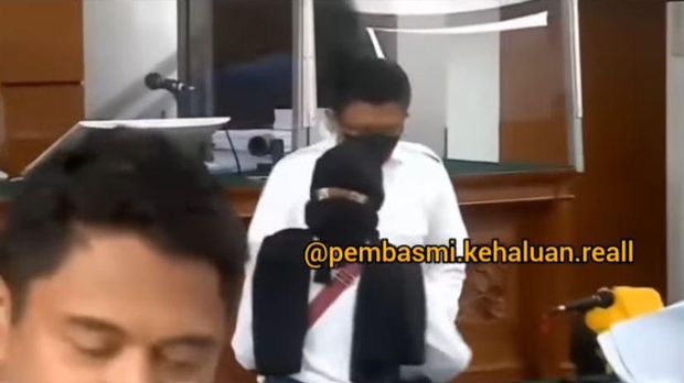 Perempuan Nekat Terobos Sidang Ferdy Sambo