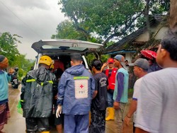 Petani Mojokerto Tewas Tersambar Petir saat Bajak Sawah