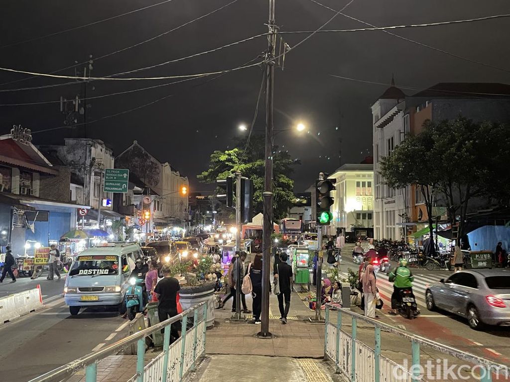 Duh! PKL Kota Tua Masih Bandel Jualan di Jalan Kunir hingga Trotoar