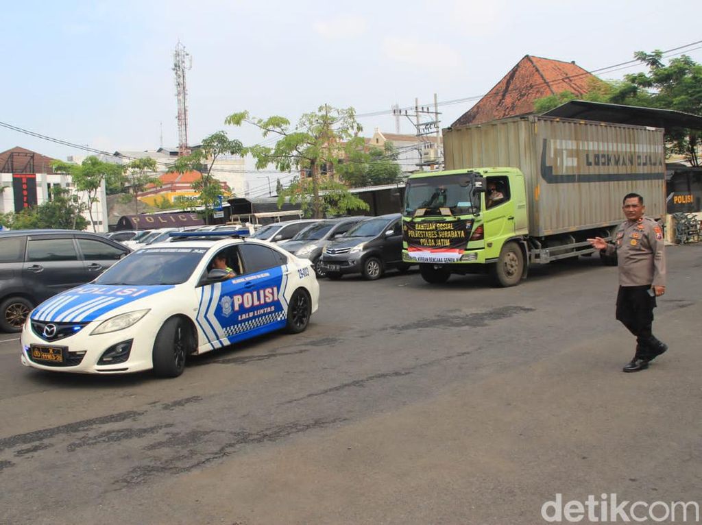 Bantuan untuk Korban Gempa Cianjur juga Mengalir dari Polisi di Surabaya Bantuan untuk Korban Gempa Cianjur juga Mengalir dari Polisi di Surabaya