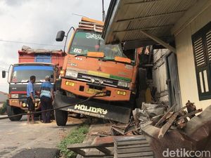 Truk Tronton Tabrak 3 Rumah di Tepi Jalur Pantura Rembang