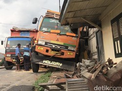 Truk Tronton Tabrak 3 Rumah di Tepi Jalur Pantura Rembang