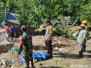 Tebing 35 Meter di Bojonegoro Longsor, Rusak 4 Rumah-Putus Akses Jalan Tebing 35 Meter di Bojonegoro Longsor, Rusak 4 Rumah-Putus Akses Jalan