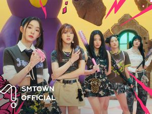 10 Foto Personel Red Velvet, Tampil dengan Gaya Y2K di Video Klip Birthday 10 Foto Personel Red Velvet, Tampil dengan Gaya Y2K di Video Klip Birthday