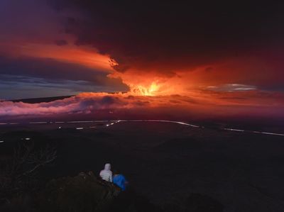 Santainya Warga Hawaii Nonton Letusan Gunung Api Terbesar Dunia