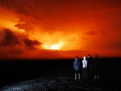 Gunung Berapi Terbesar Meletus, Malah Jadi Tontonan Turis