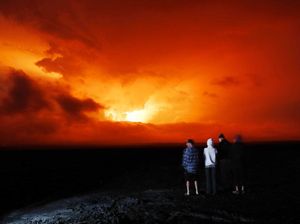 Gunung Berapi Terbesar Meletus, Malah Jadi Tontonan Turis Gunung Berapi Terbesar Meletus, Malah Jadi Tontonan Turis