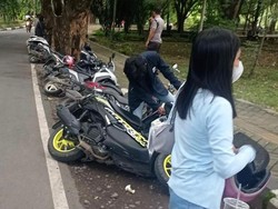 Geram Sekuriti Unhas Robohkan dan Kempiskan Ban Motor Parkir Sembarangan
