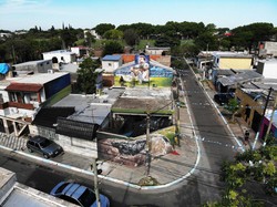 Pemandangan udara dari mural yang menggambarkan bintang sepak bola Argentina Lionel Messi di rumah masa kecilnya di Rosario, Argentina, Sabtu (26/11/2022).  