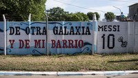 Sebuah mural untuk menghormati bintang sepak bola Argentina Lionel Messi digambarkan di lingkungan masa kecilnya di Rosario.  