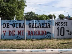 Sebuah mural untuk menghormati bintang sepak bola Argentina Lionel Messi digambarkan di lingkungan masa kecilnya di Rosario.  