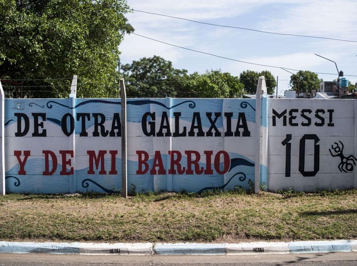 Artists Marlene Zuriaga and Lisandro Urteaga finish the details of a mural depicting Argentine football star Lionel Messi in his childhood home in Rosario, Argentina, on November 26, 2022. (Photo by MARCELO MANERA / AFP) (Photo by MARCELO MANERA/AFP via Getty Images)