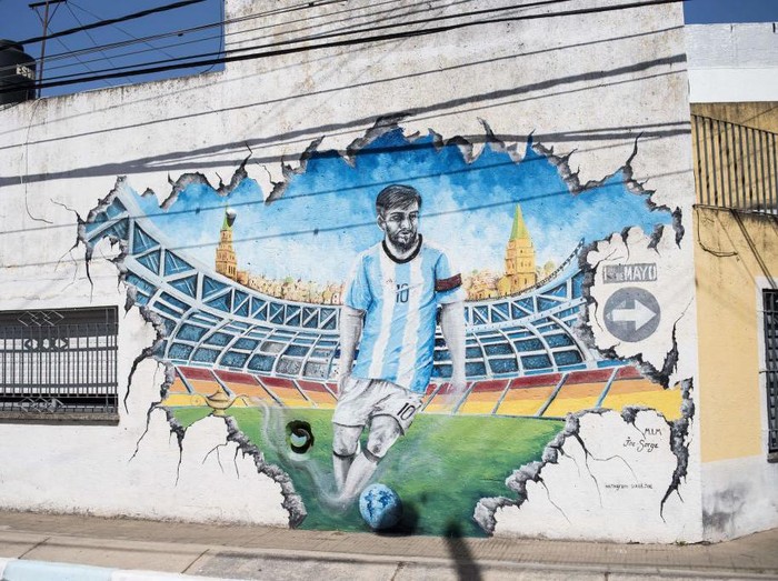 Artists Marlene Zuriaga and Lisandro Urteaga finish the details of a mural depicting Argentine football star Lionel Messi in his childhood home in Rosario, Argentina, on November 26, 2022. (Photo by MARCELO MANERA / AFP) (Photo by MARCELO MANERA/AFP via Getty Images)
