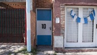 Pemandangan rumah yang dihiasi warna Argentina dan nomor punggung 10 Lionel Messi.  