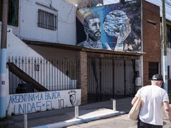 Messi merupakan sosok yang spesial di kampung halamannya, tak heran jika mural hingga pernak-pernik tentang dirinya bertebaran di Rosario.  