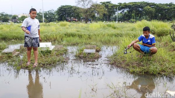 Sensasi Mancing di Area Pemakaman, Berani Coba?