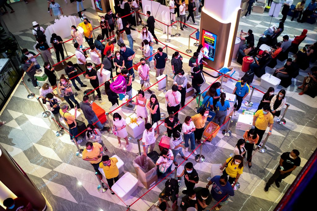 Serbuuu... Bioskop di Thailand Tawarkan Makan Popcorn Sepuasnya People carry steel vats, cardboard boxes and plastic storage containers as they queue during a campaign