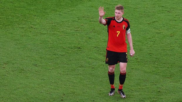 Soccer Football - FIFA World Cup Qatar 2022 - Group F - Belgium v Morocco - Al Thumama Stadium, Doha, Qatar - November 27, 2022 Belgium's Kevin De Bruyne salutes fans after the match REUTERS/Molly Darlington