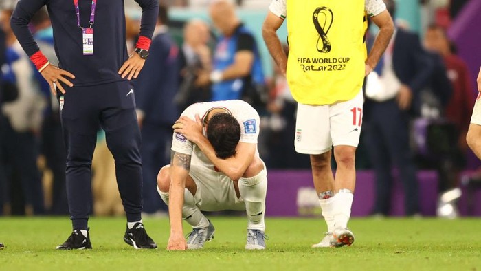 Tangis Pemain Iran Usai Dikalahkan AS di Piala Dunia 2022 DOHA, QATAR - NOVEMBER 29: Player of Iran reacts after the FIFA World Cup Qatar 2022 Group B match between Iran and USA at Al Thumama Stadium in Doha, Qatar on November 29, 2022. (Photo by Evrim Aydin/Anadolu Agency via Getty Images)
