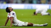 Abolfazl Jalali berbaring di lapangan setelah timnya kalah dari AS. Pada laga Iran vs AS, gol tunggal kemenangan AS dicetak oleh Christian Pulisic di menit ke-38. AP/Manu Fernandez