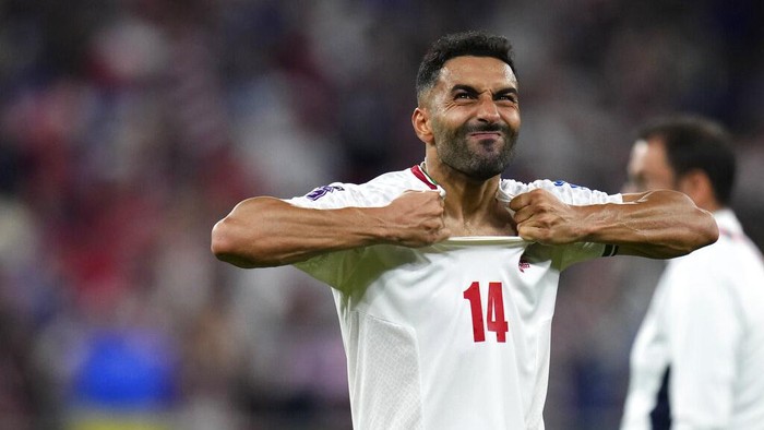 Tangis Pemain Iran Usai Dikalahkan AS di Piala Dunia 2022 Iran's Saman Ghoddos reacts after the World Cup group B soccer match between Iran and the United States at the Al Thumama Stadium in Doha, Qatar, Wednesday, Nov. 30, 2022. (AP Photo/Manu Fernandez)