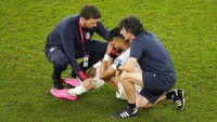 Ramin Rezaeian menangis di akhir pertandingan. Iran mencoba membalas, namun hingga laga usai tak ada lagi gol tercipta. AP/Luca Bruno