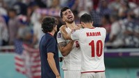 Saeid Ezatolahi menangis di akhir pertandingan. Tambahan tiga poin membuat AS finis di urutan kedua Grup B dengan lima poin, di bawah Inggris yang menang 3-0 atas Wales dan meraih tujuh poin. AP/Ebrahim Noroozi