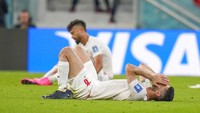 Ali Karimi nampak terbaring dan sedih setelah pertandingan. Iran harus angkat koper lebih cepat setelah hanya meraih tiga poin dari tiga laga. AP/Ricardo Mazalan