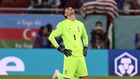 Kiper Iran Alireza Beiranvand nampak kecewa usai pertandingan. Sementara AS akan bertemu Belanda di babak 16 besar pada Sabtu (3/12) pukul 22.00 WIB. Fabrice Coffrini/AFP/Getty Images
