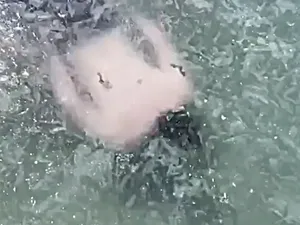 Video Detik-detik TikToker Hampir Mati Berenang di Bawah Lapisan Es