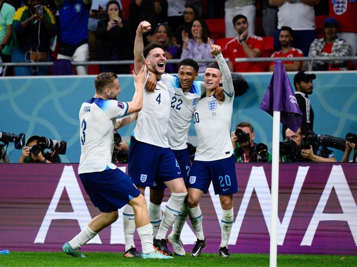 DOHA, QATAR - NOVEMBER 29: Phil Foden (R) of England celebrates after scoring his teams second goal with Jude Bellingham (C) and Declan Rice (L) and Luke Shaw (L) during the FIFA World Cup Qatar 2022 Group B match between Wales and England at Ahmad Bin Ali Stadium on November 29, 2022 in Doha, Qatar. (Photo by Markus Gilliar - GES Sportfoto/Getty Images)