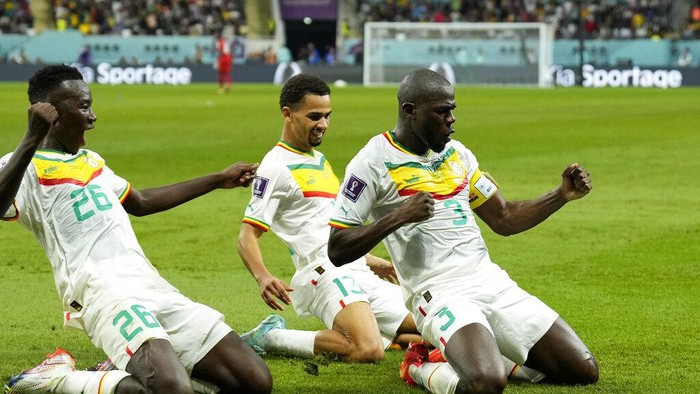 Senegals Kalidou Koulibaly, right, celebrates with teammates scoring his sides second goal during the World Cup group A soccer match between Ecuador and Senegal, at the Khalifa International Stadium in Doha, Qatar, Tuesday, Nov. 29, 2022. (AP Photo/Francisco Seco)