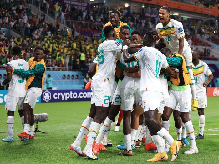 DOHA, QATAR - NOVEMBER 29: Ismaila Sarr of Senegal celebrates with teammates after scoring their team’s first goal off a penalty during the FIFA World Cup Qatar 2022 Group A match between Ecuador and Senegal at Khalifa International Stadium on November 29, 2022 in Doha, Qatar. (Photo by Buda Mendes/Getty Images)