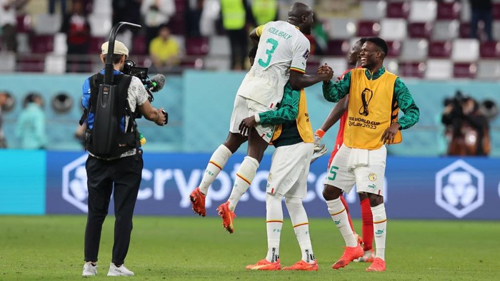 DOHA, QATAR - NOVEMBER 29: Kalidou Koulibaly of Senegal celebrates the 2-1victory and passage to the next round with team mates following the final whistle of the FIFA World Cup Qatar 2022 Group A match between Ecuador and Senegal at Khalifa International Stadium on November 29, 2022 in Doha, Qatar. (Photo by Youssef Loulidi/Fantasista/Getty Images)